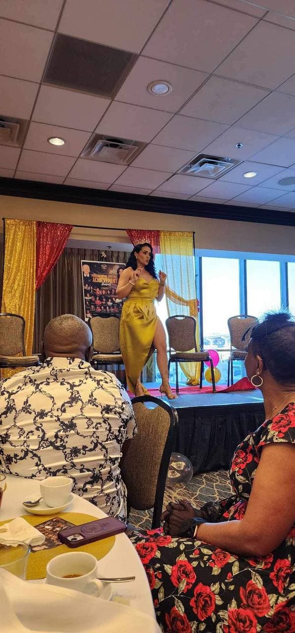 Dr. Gissele Donovan en el escenario del Presidential Lifetime Achievement Award