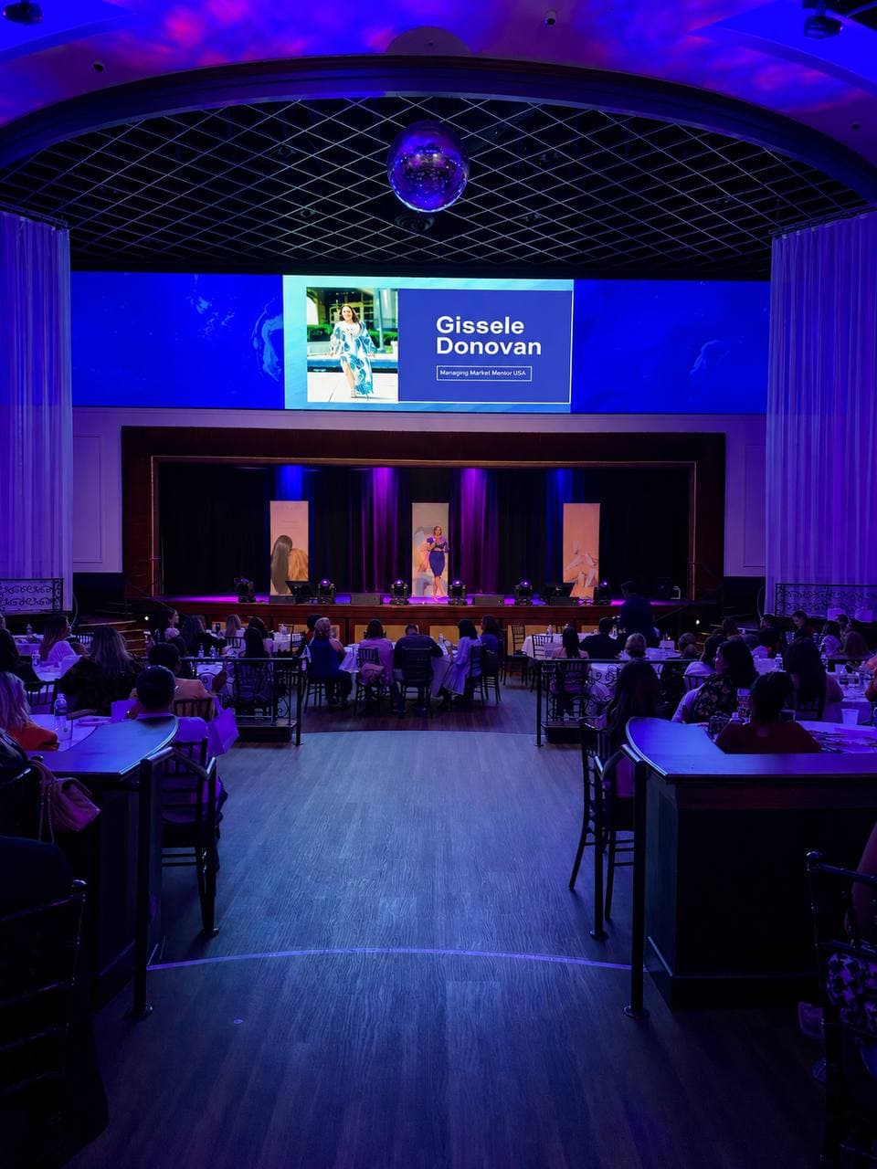Dr. Gissele Donovan en el escenario — Managing Market Mentor USA