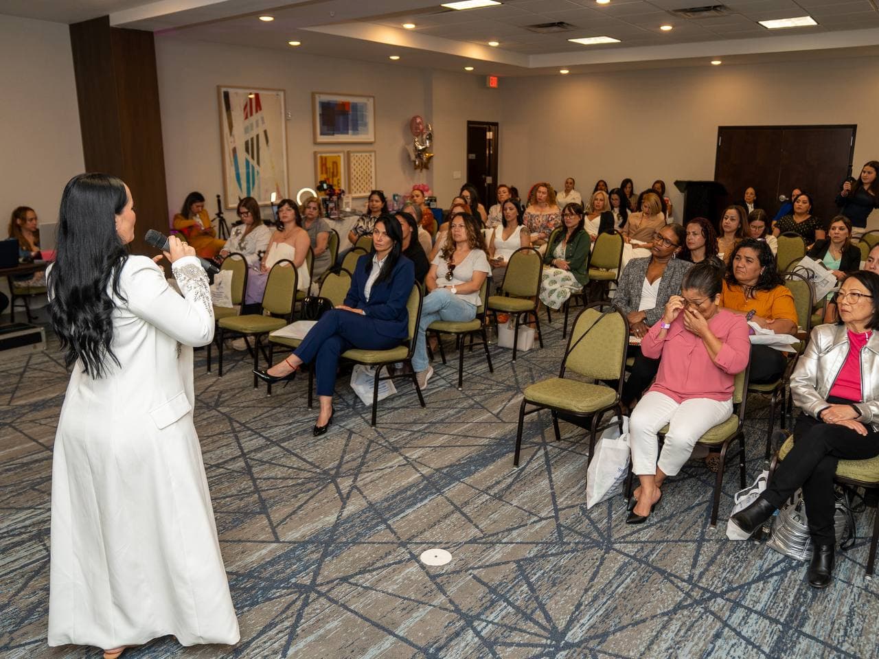 Dr. Gissele Donovan dirigiendo una sala de mujeres en una convocatoria privada