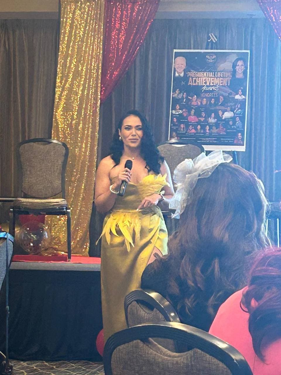 Dr. Gissele Donovan en el escenario del Presidential Lifetime Achievement Award