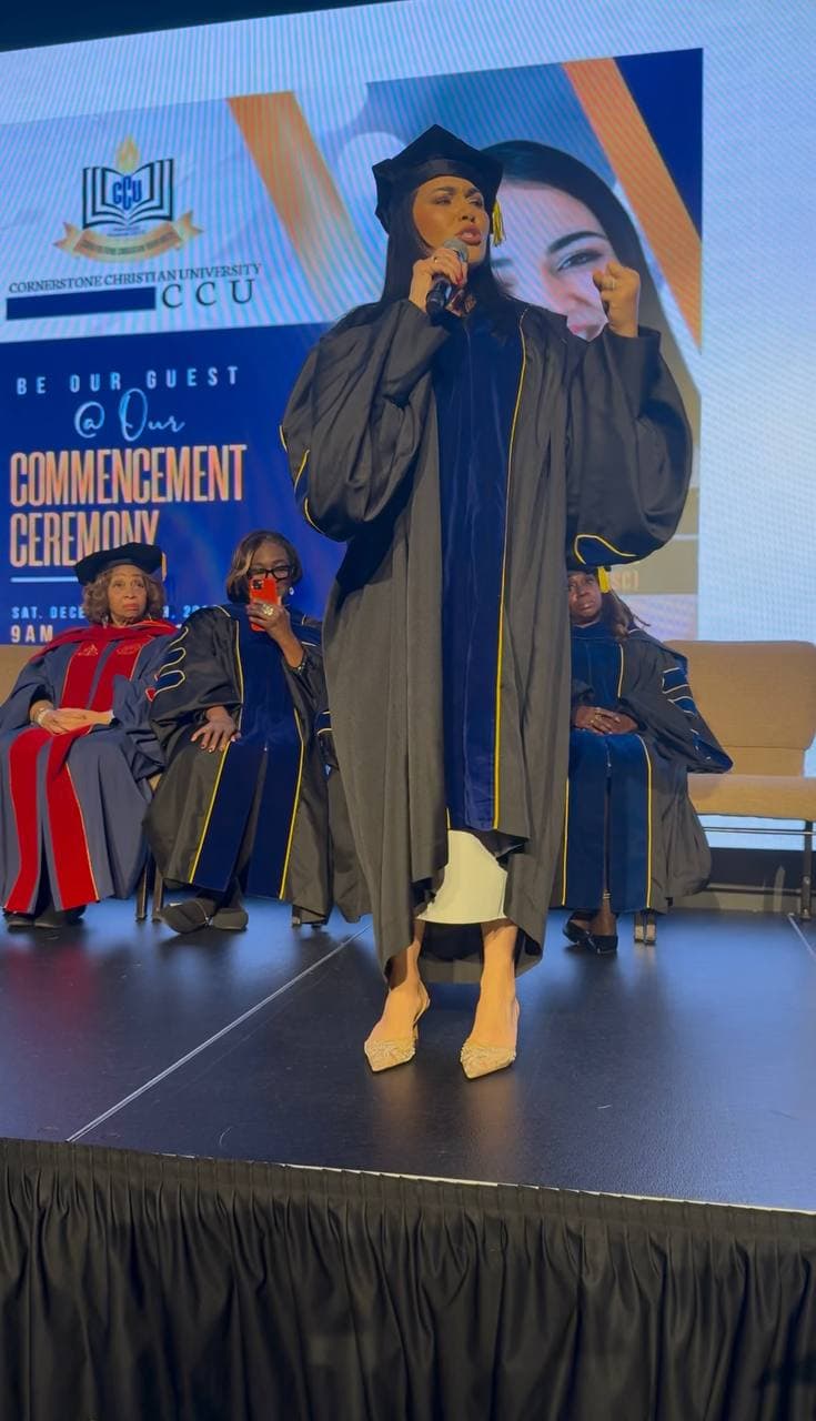 Dr. Gissele Donovan en la ceremonia de graduación de Cornerstone Christian University